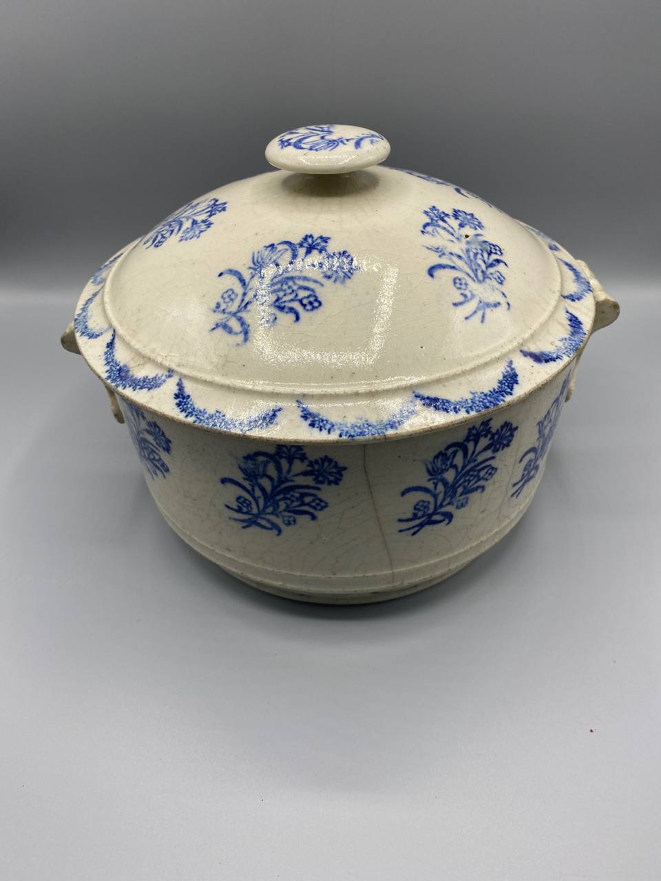 Soupière en faïence – Décor au pochoir bleu – Bouquets floraux – France XIXe siècle