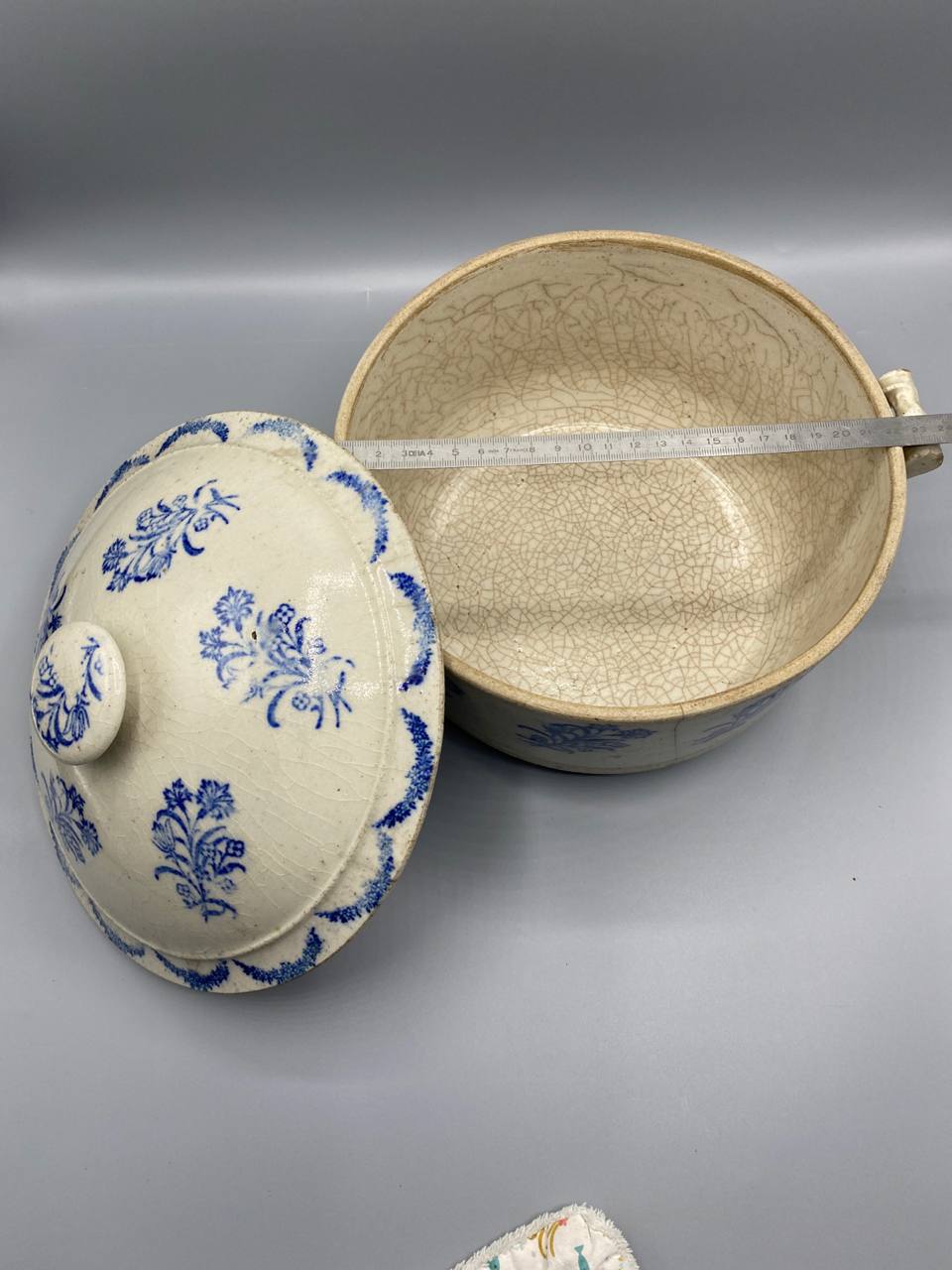 Soupière en faïence – Décor au pochoir bleu – Bouquets floraux – France XIXe siècle