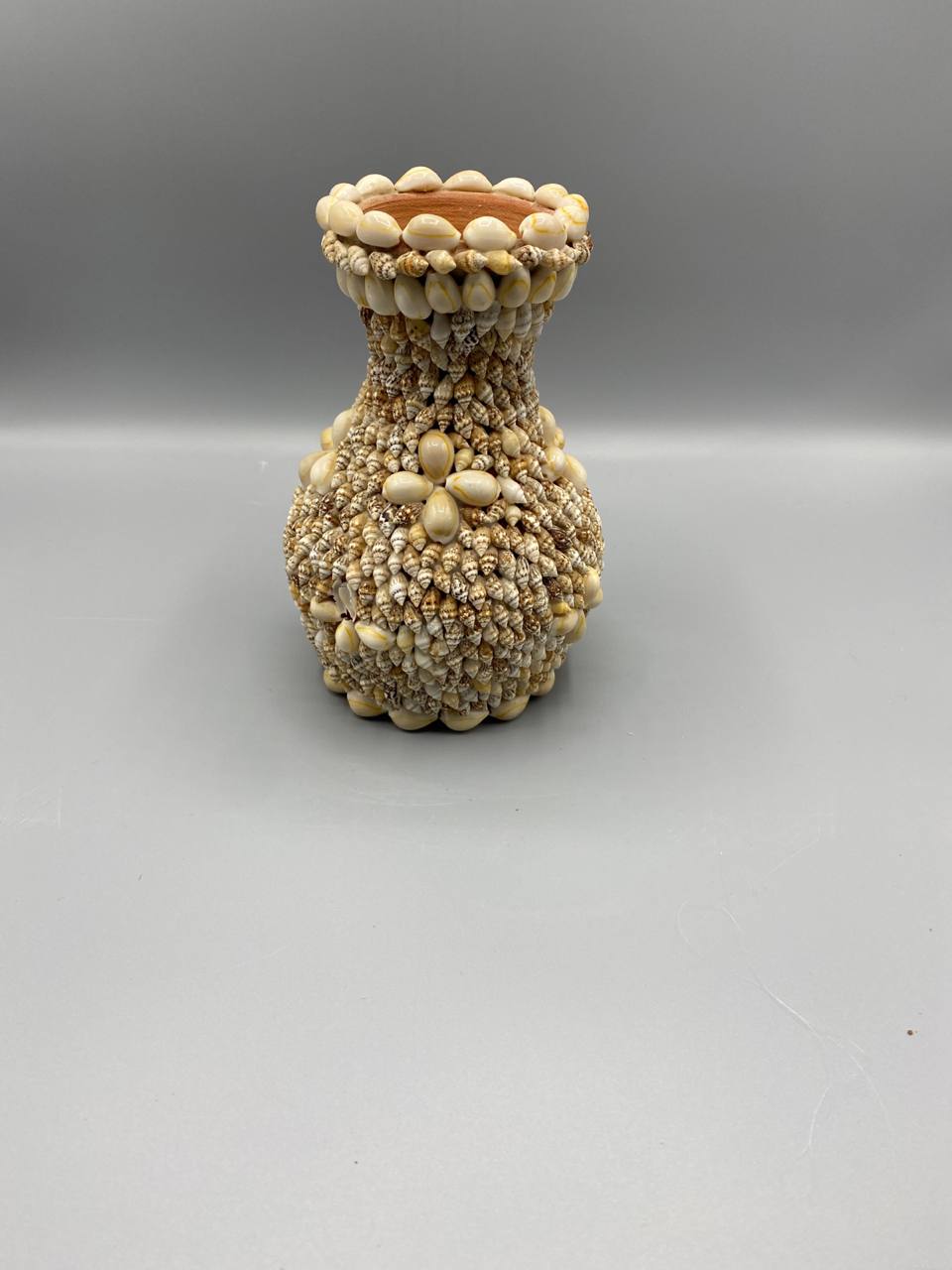 Vase en terre cuite recouvert de coquillages – Motif floral – Souvenir balnéaire