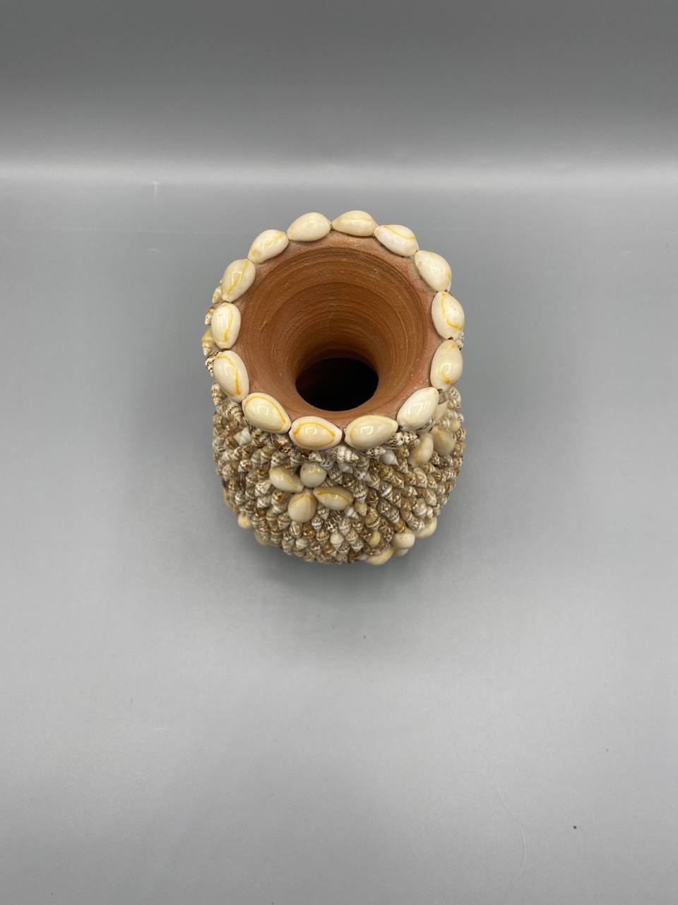 Vase en terre cuite recouvert de coquillages – Motif floral – Souvenir balnéaire