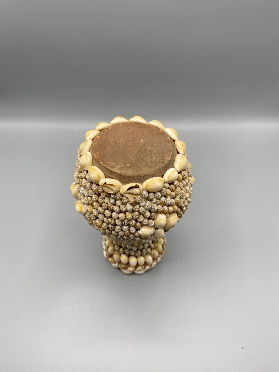 Vase en terre cuite recouvert de coquillages – Motif floral – Souvenir balnéaire