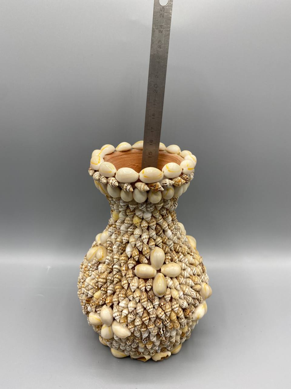Vase en terre cuite recouvert de coquillages – Motif floral – Souvenir balnéaire