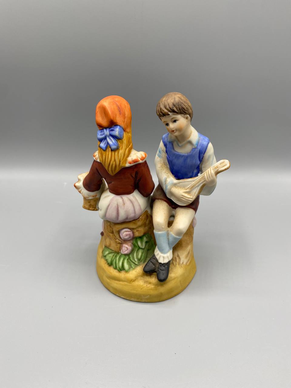 Couple champêtre en biscuit polychrome – Jeune fille et garçon au luth – Style pastoral vintage