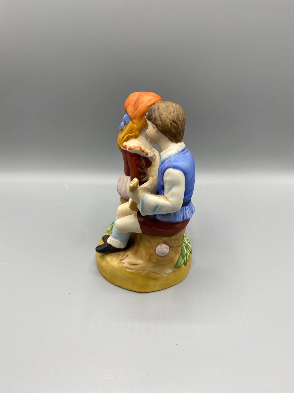 Couple champêtre en biscuit polychrome – Jeune fille et garçon au luth – Style pastoral vintage