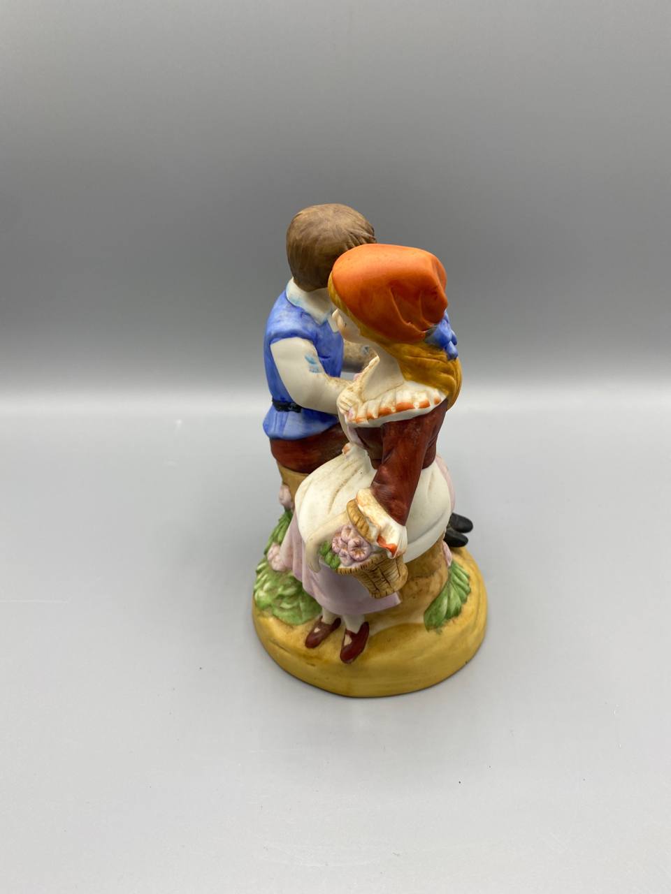 Couple champêtre en biscuit polychrome – Jeune fille et garçon au luth – Style pastoral vintage