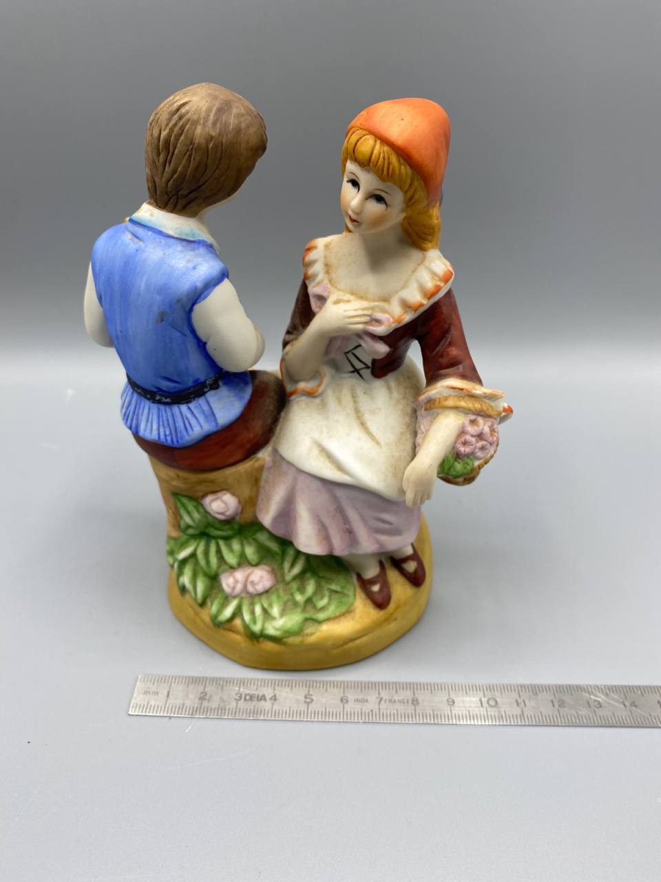 Couple champêtre en biscuit polychrome – Jeune fille et garçon au luth – Style pastoral vintage