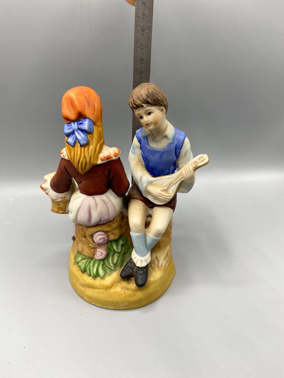 Couple champêtre en biscuit polychrome – Jeune fille et garçon au luth – Style pastoral vintage
