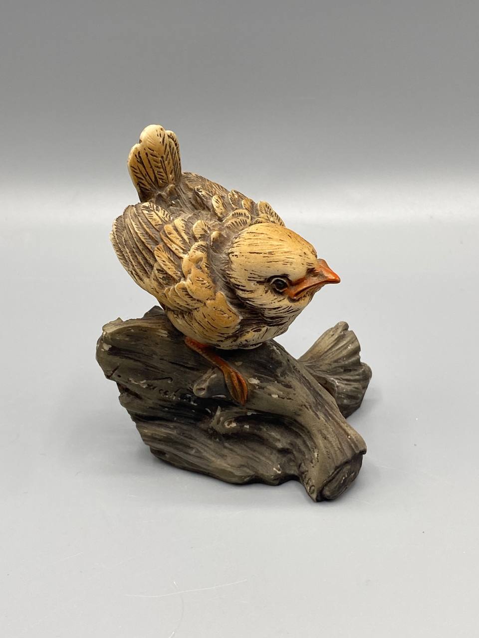 Figurine oiseau en résine – Moineau sur branche – Style naturaliste vintage