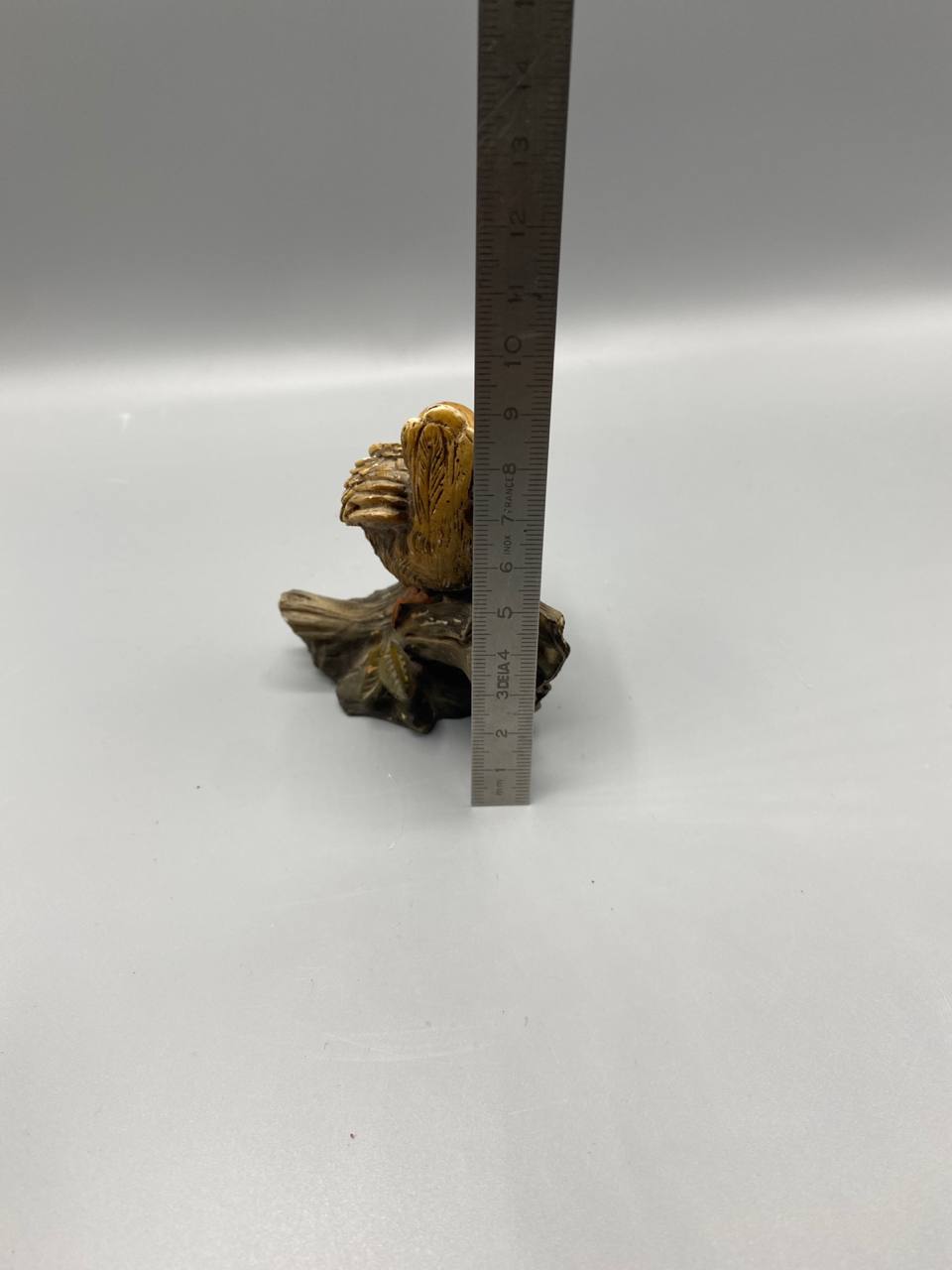 Figurine oiseau en résine – Moineau sur branche – Style naturaliste vintage