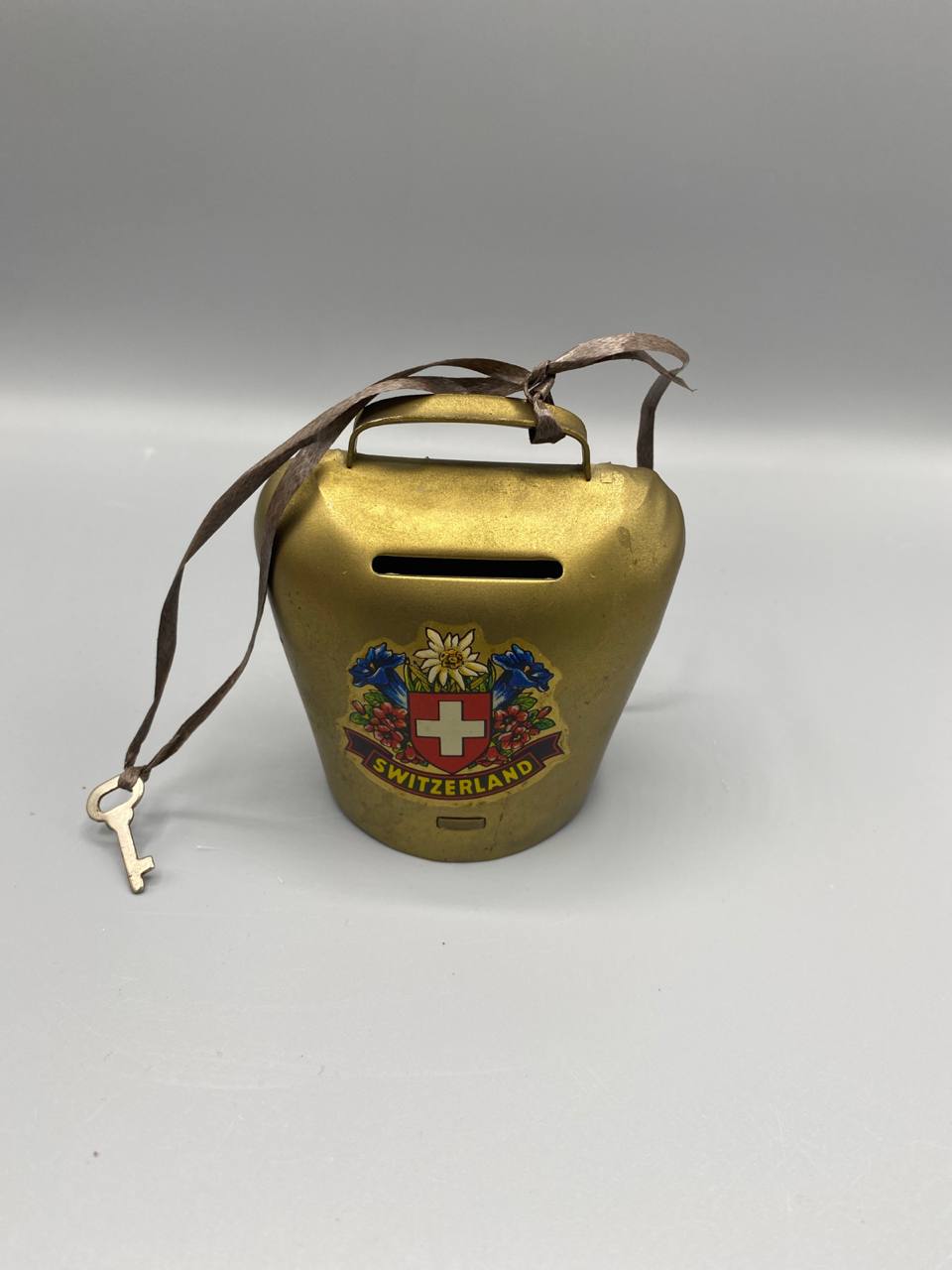 Tirelire cloche de vache en laiton – Décor Switzerland – Avec sa clé d'origine