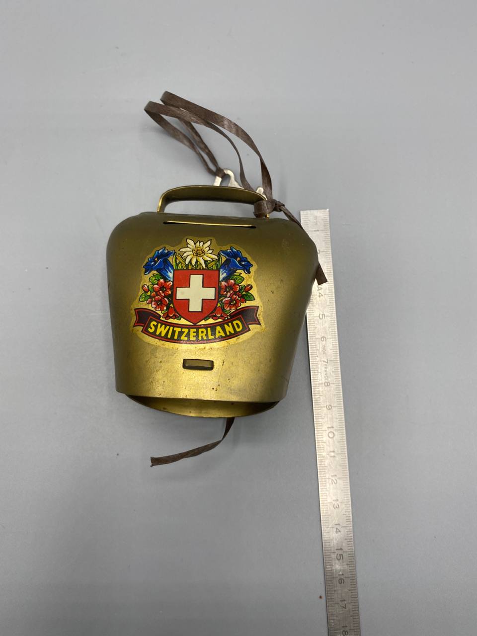 Tirelire cloche de vache en laiton – Décor Switzerland – Avec sa clé d'origine