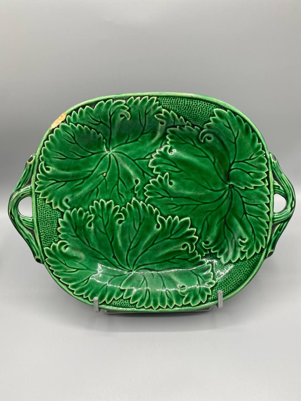 Plat de service en faïence majolique verte – Décor feuilles de vigne en relief – Deux anses – XIXe siècle