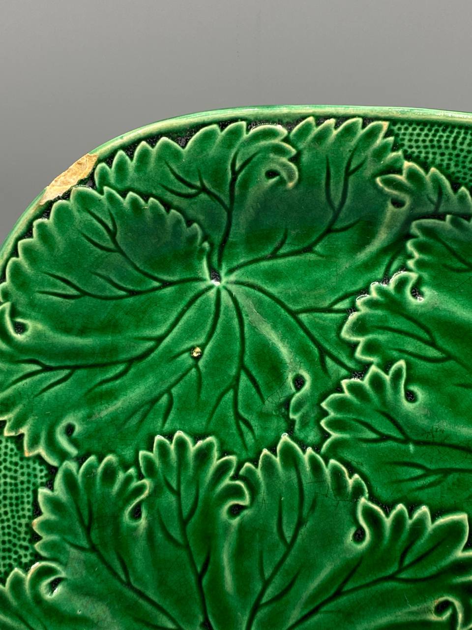 Plat de service en faïence majolique verte – Décor feuilles de vigne en relief – Deux anses – XIXe siècle