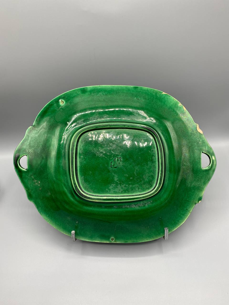 Plat de service en faïence majolique verte – Décor feuilles de vigne en relief – Deux anses – XIXe siècle