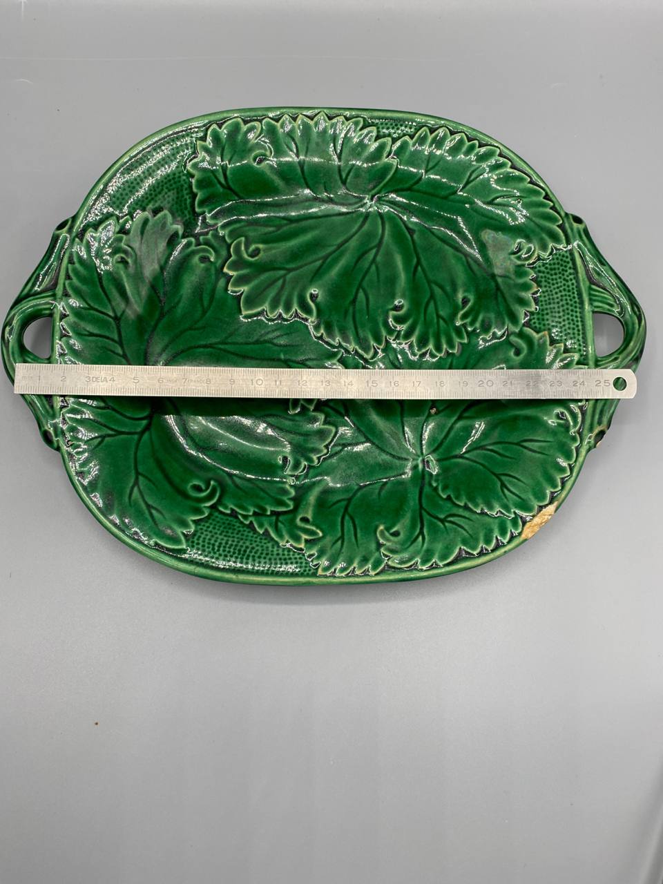 Plat de service en faïence majolique verte – Décor feuilles de vigne en relief – Deux anses – XIXe siècle