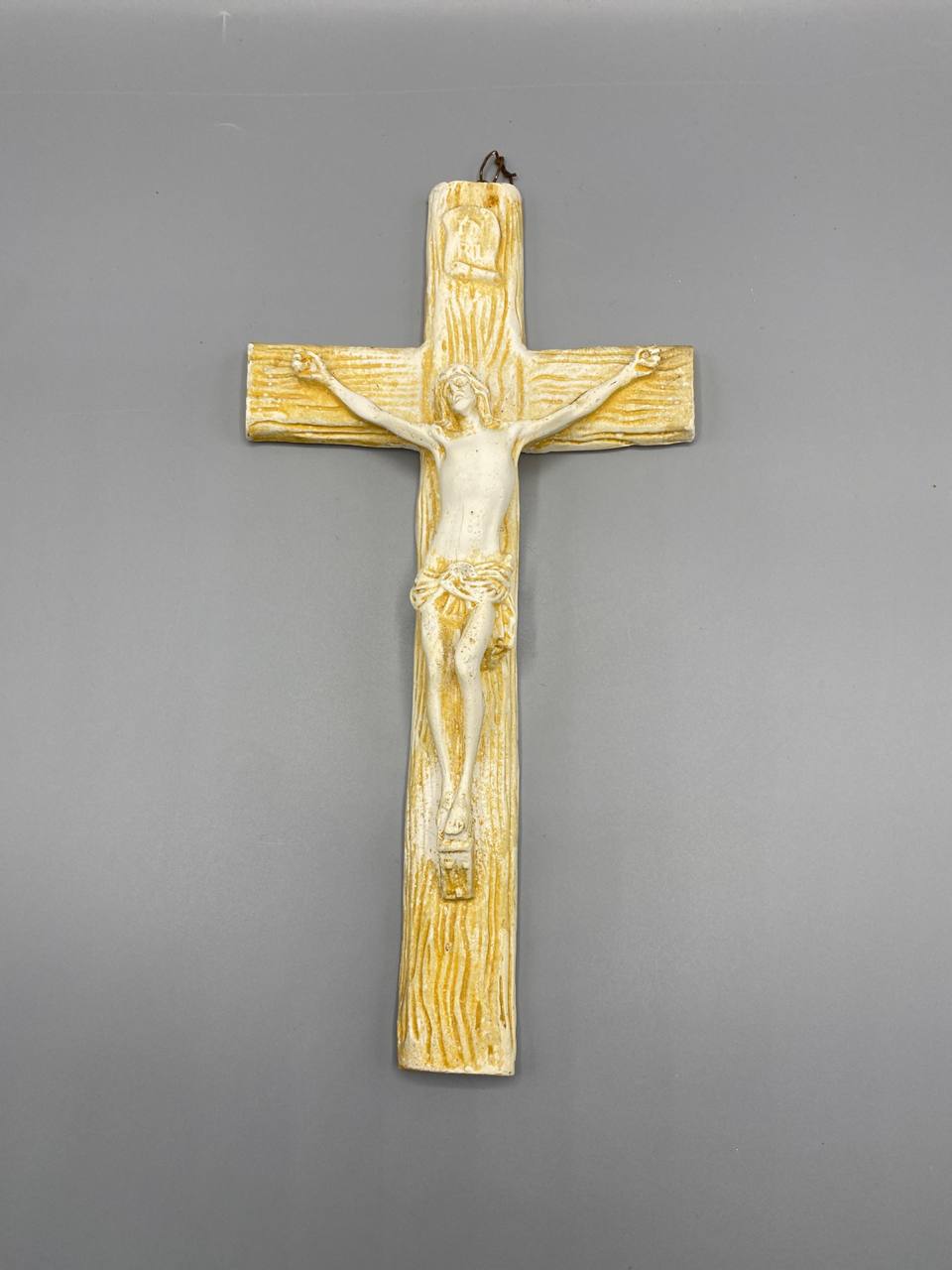 Crucifix mural en biscuit – Christ en relief – Croix imitant le bois – Patine ivoire et ocre – circa 1950-1970