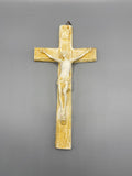 Crucifix mural en biscuit – Christ en relief – Croix imitant le bois – Patine ivoire et ocre – circa 1950-1970