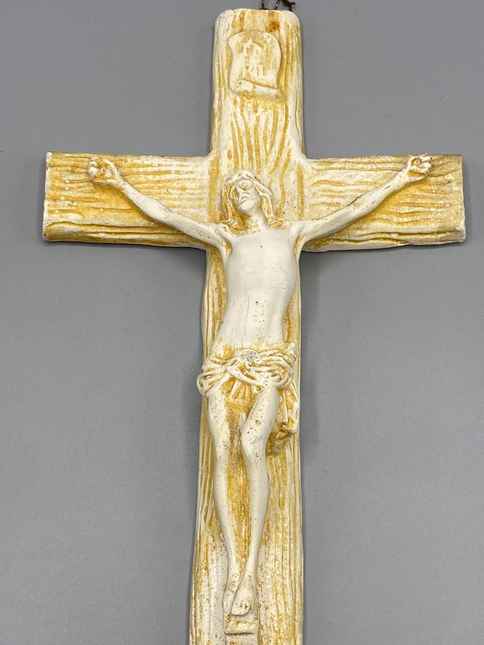 Crucifix mural en biscuit – Christ en relief – Croix imitant le bois – Patine ivoire et ocre – circa 1950-1970