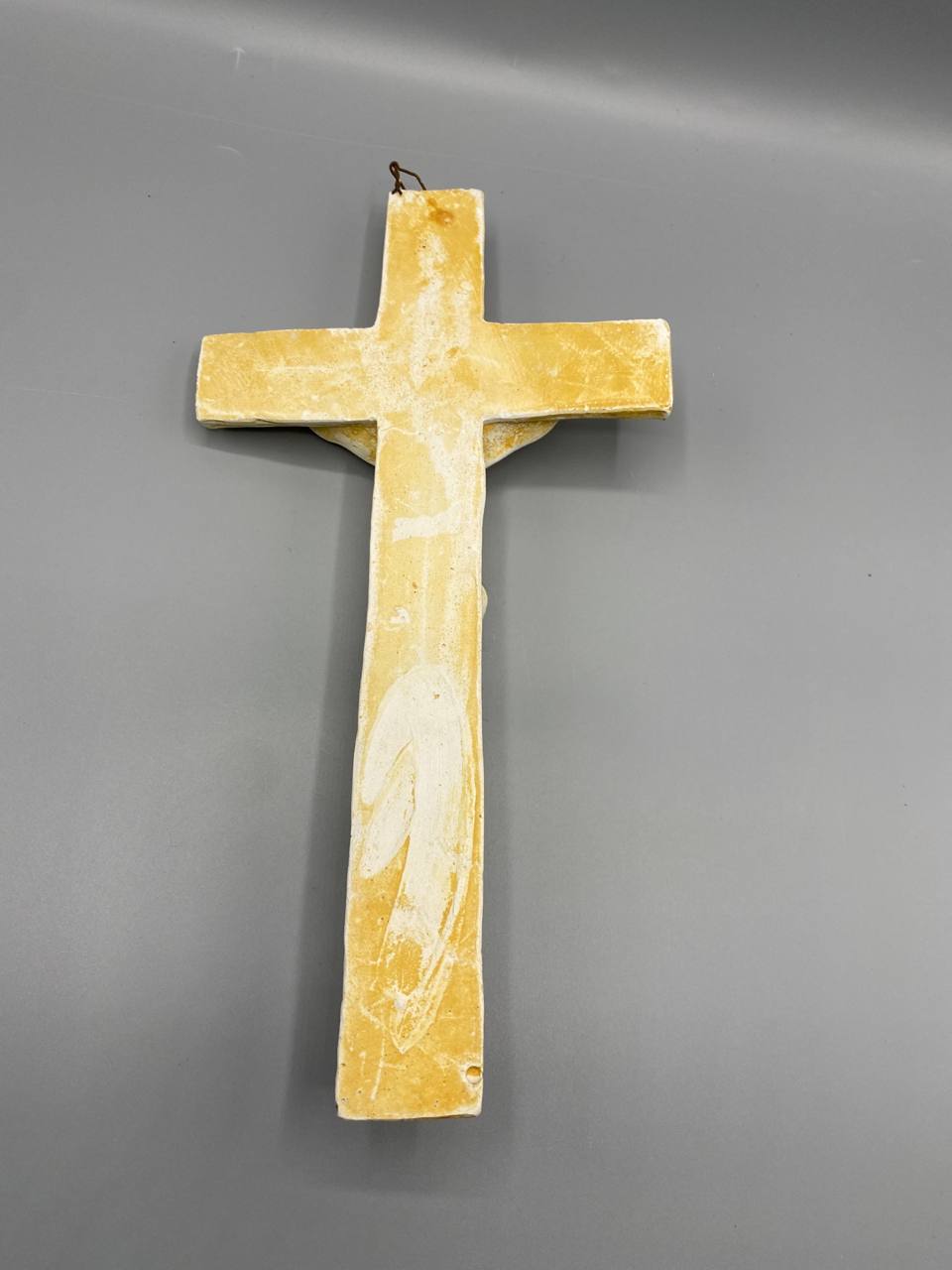 Crucifix mural en biscuit – Christ en relief – Croix imitant le bois – Patine ivoire et ocre – circa 1950-1970