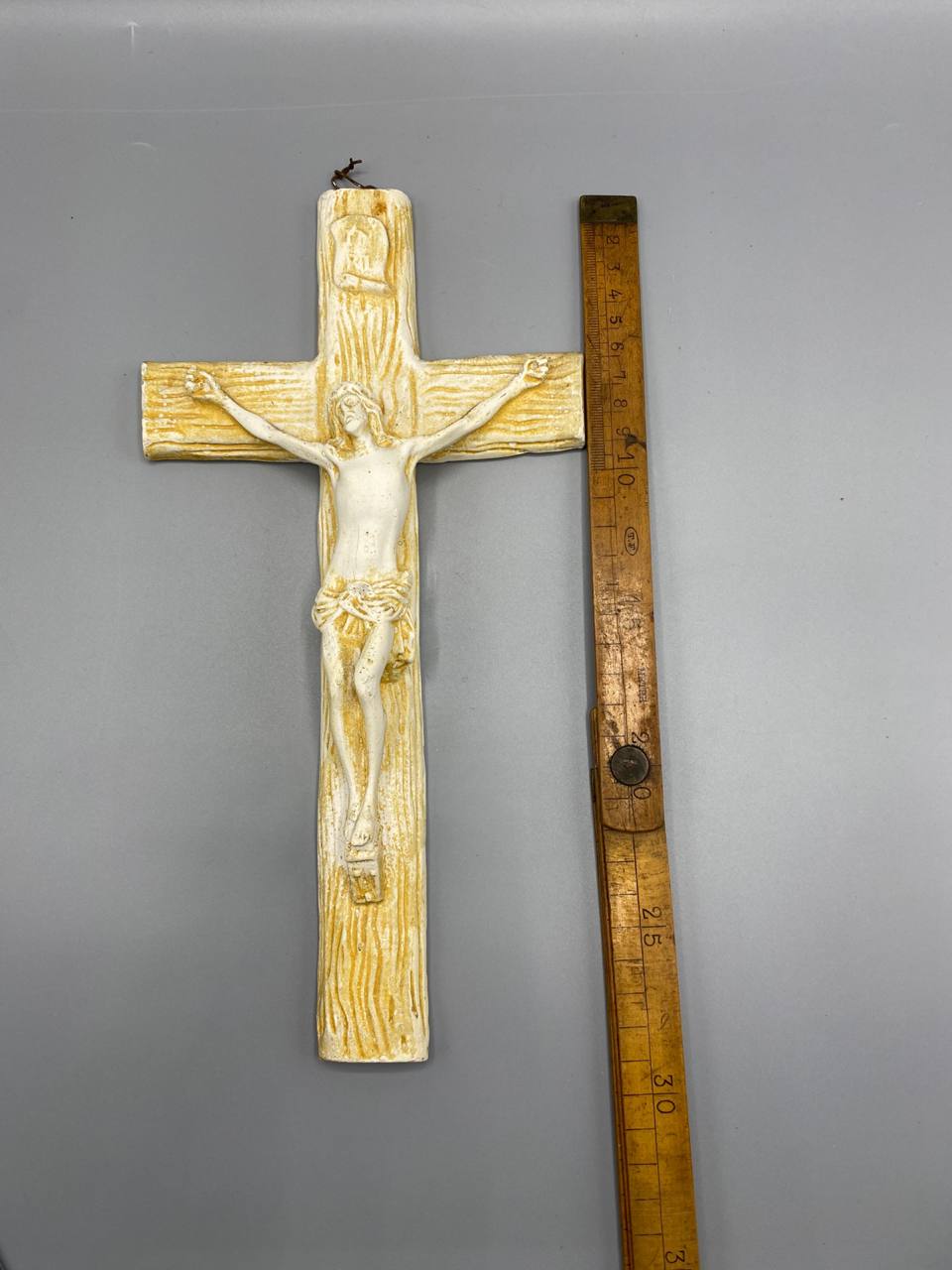 Crucifix mural en biscuit – Christ en relief – Croix imitant le bois – Patine ivoire et ocre – circa 1950-1970