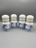 Série de 4 flacons apothicaire en opalin blanc – Décor bleu scènes de calèches – Bouchons boule – circa 1960-1970