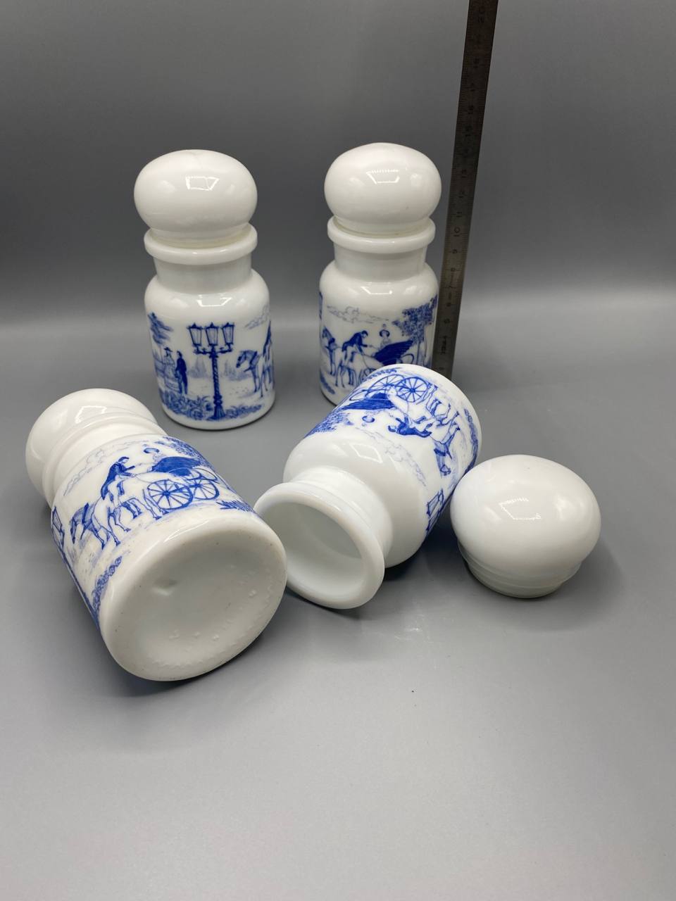 Série de 4 flacons apothicaire en opalin blanc – Décor bleu scènes de calèches – Bouchons boule – circa 1960-1970