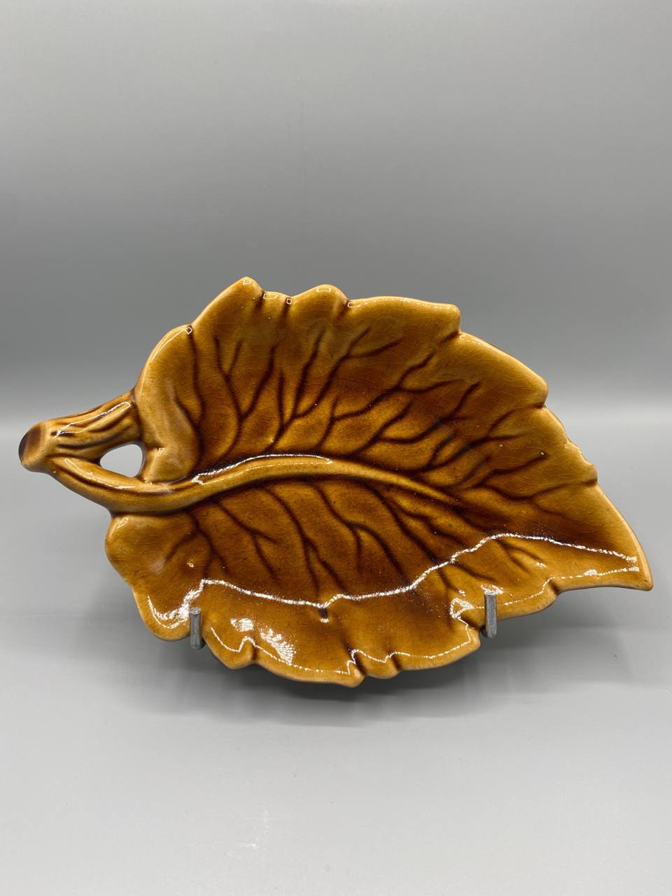 Vide-poche en faïence émaillée – Forme feuille nervée – Glaçure ocre miel – Anse ajourée
