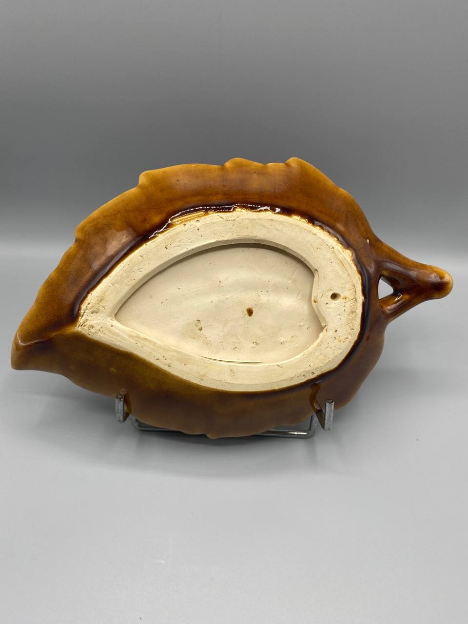 Vide-poche en faïence émaillée – Forme feuille nervée – Glaçure ocre miel – Anse ajourée