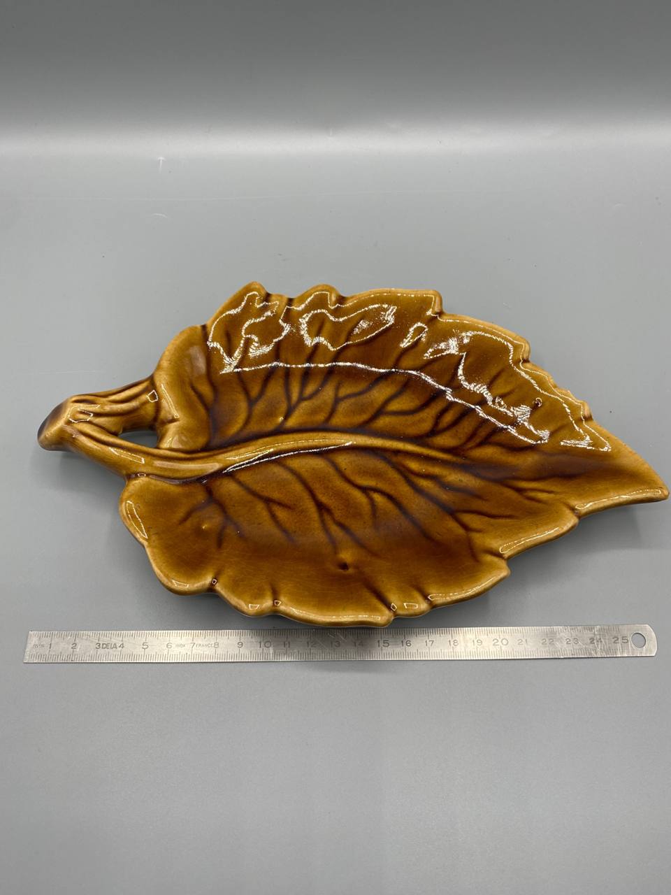 Vide-poche en faïence émaillée – Forme feuille nervée – Glaçure ocre miel – Anse ajourée