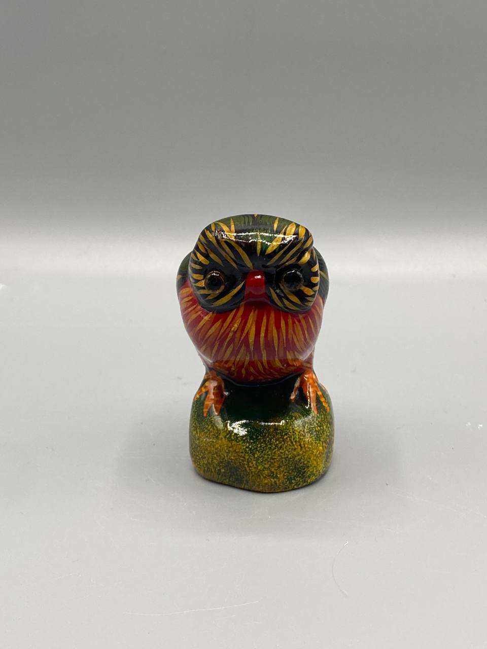 Figurine hibou en faïence polychrome – Vert, rouge et or – Artisanat d’Europe centrale – circa 1960-1970
