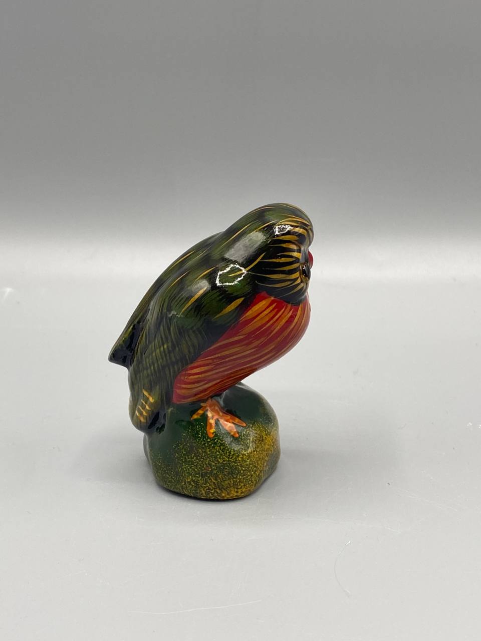 Figurine hibou en faïence polychrome – Vert, rouge et or – Artisanat d’Europe centrale – circa 1960-1970