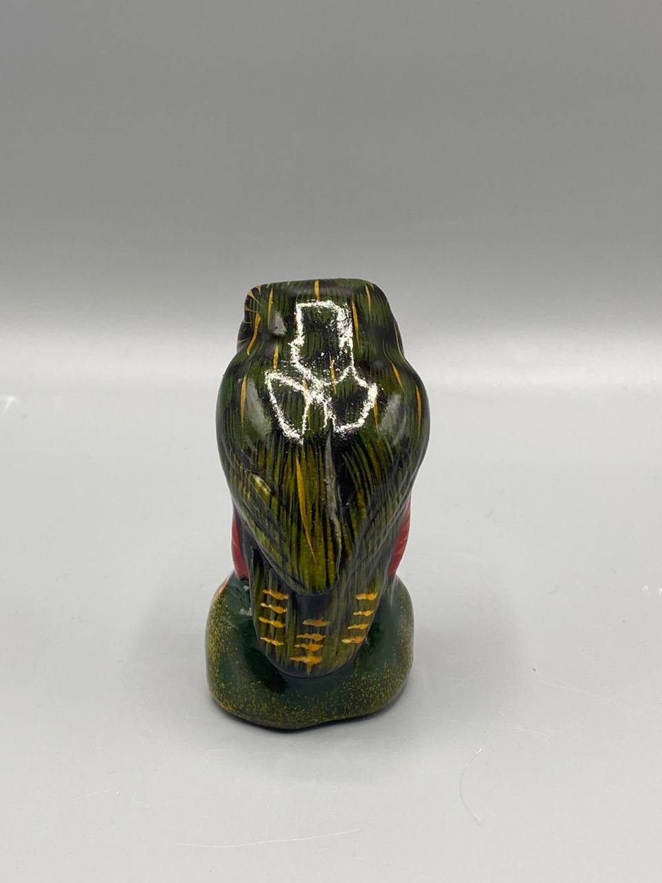 Figurine hibou en faïence polychrome – Vert, rouge et or – Artisanat d’Europe centrale – circa 1960-1970