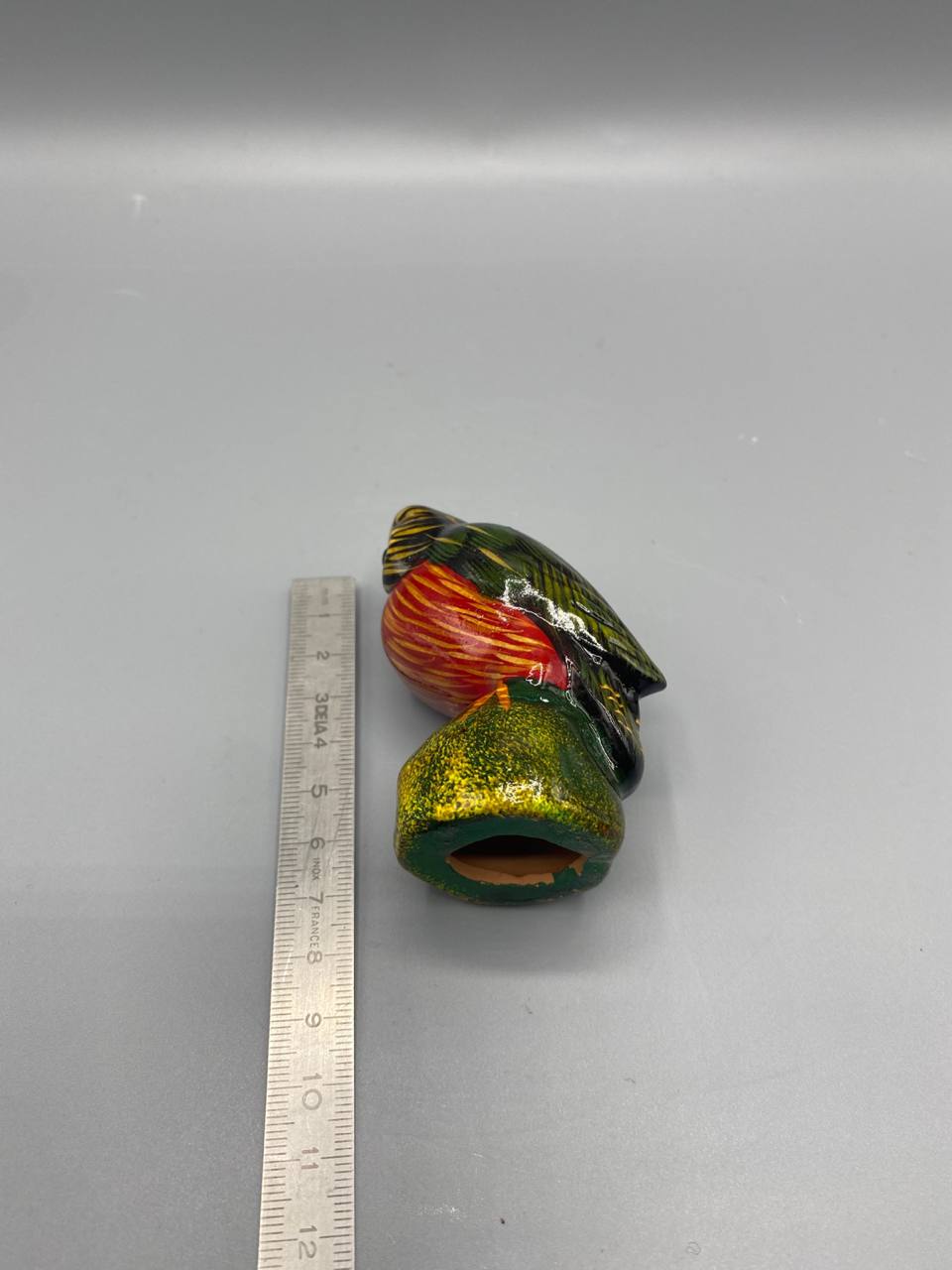 Figurine hibou en faïence polychrome – Vert, rouge et or – Artisanat d’Europe centrale – circa 1960-1970