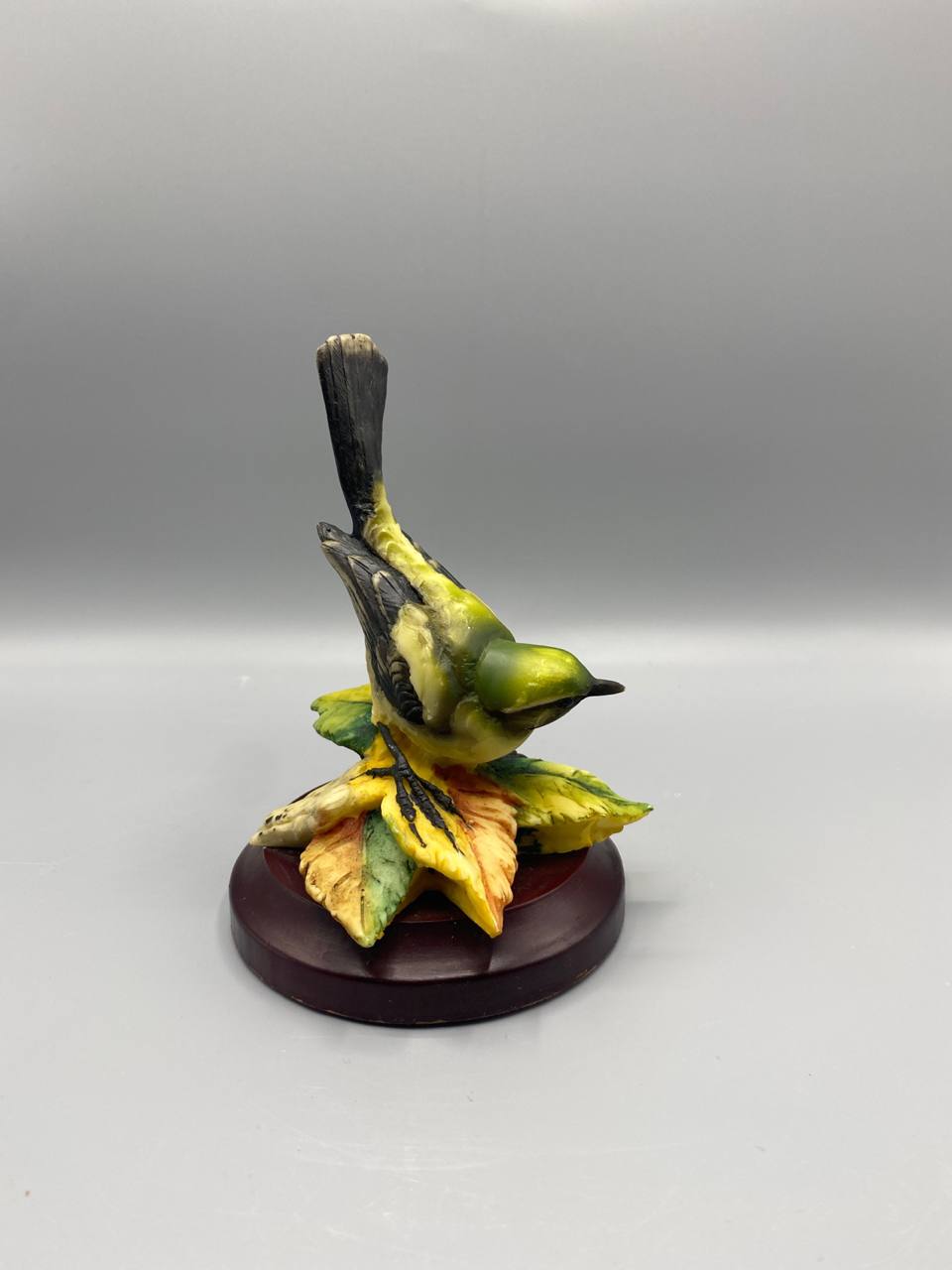Figurine mésange charbonnière en résine – Signée  Armani – Socle acajou – Florence Sculture d’Arte – Italie circa 1980-1990