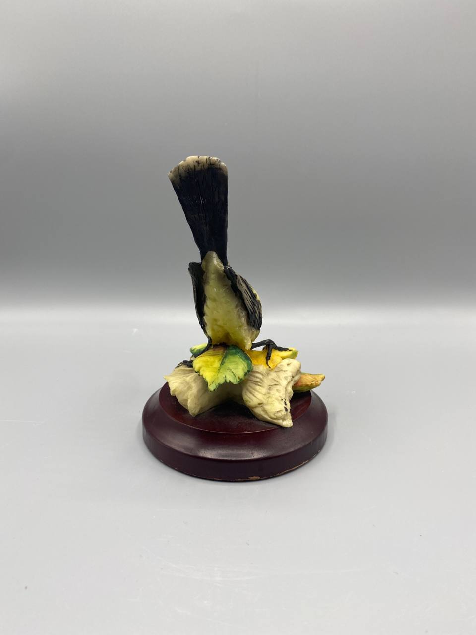Figurine mésange charbonnière en résine – Signée  Armani – Socle acajou – Florence Sculture d’Arte – Italie circa 1980-1990