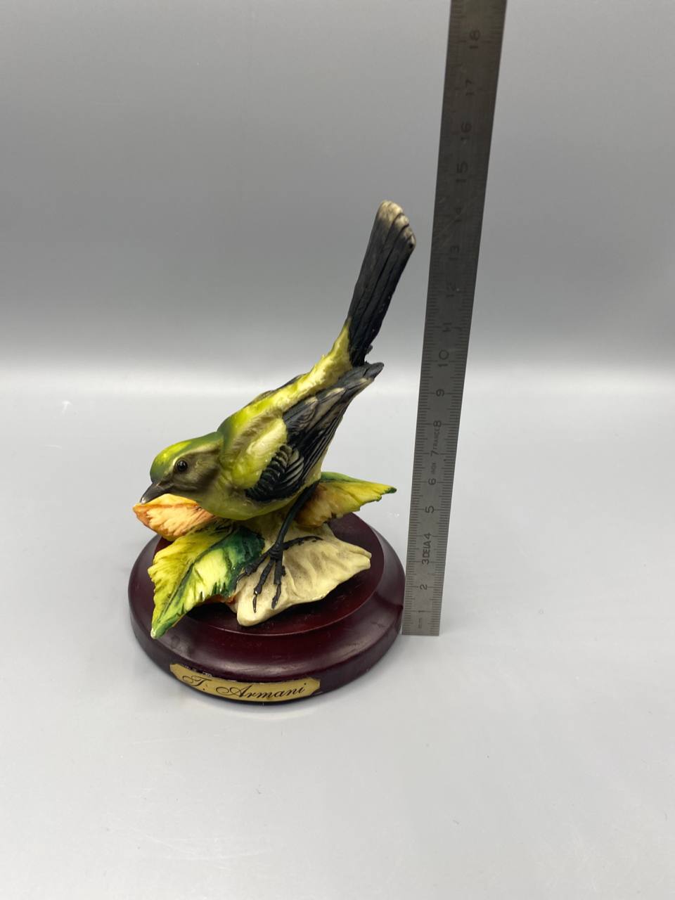 Figurine mésange charbonnière en résine – Signée  Armani – Socle acajou – Florence Sculture d’Arte – Italie circa 1980-1990
