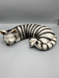 Chat tigré endormi en céramique émaillée – Figurine animalière