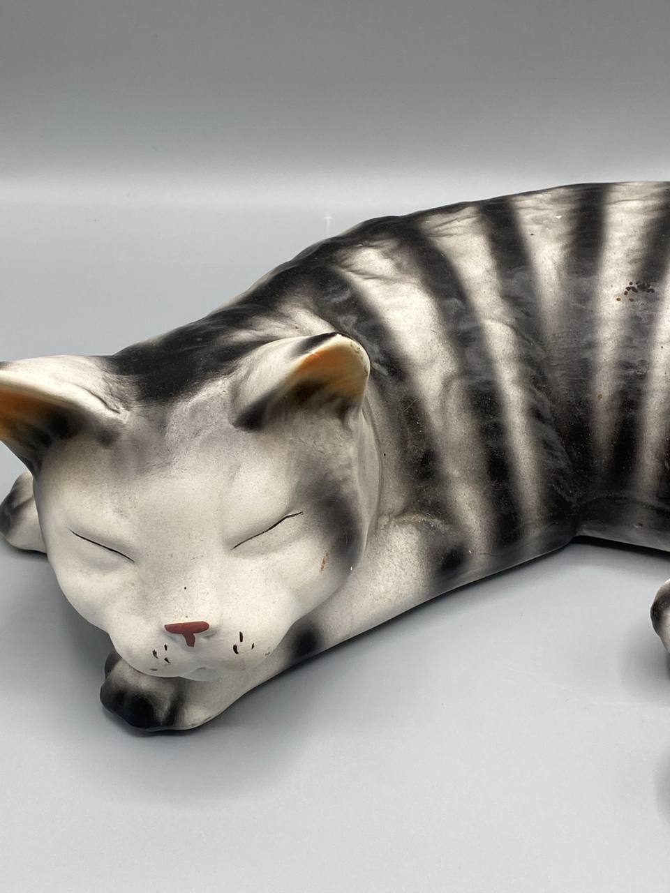 Chat tigré endormi en céramique émaillée – Figurine animalière