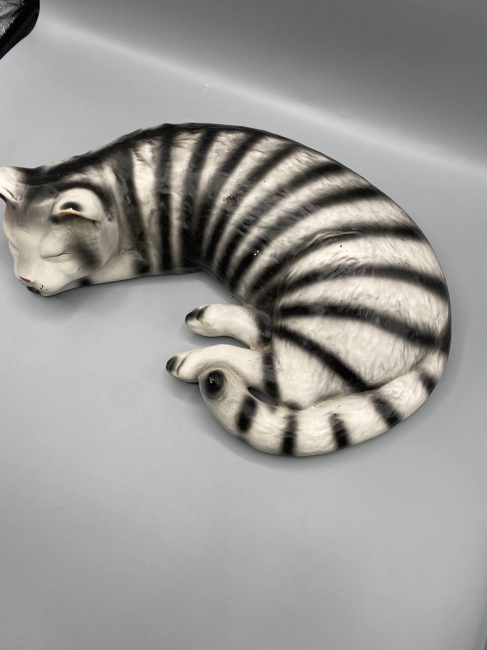 Chat tigré endormi en céramique émaillée – Figurine animalière