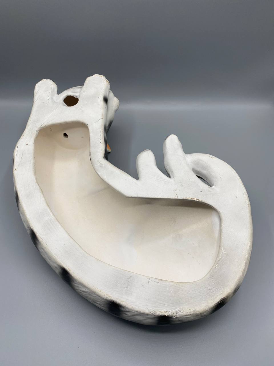 Chat tigré endormi en céramique émaillée – Figurine animalière