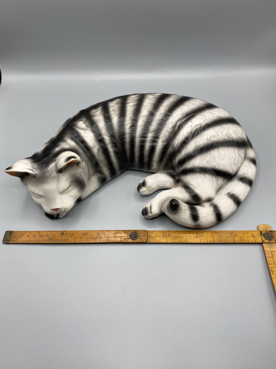 Chat tigré endormi en céramique émaillée – Figurine animalière