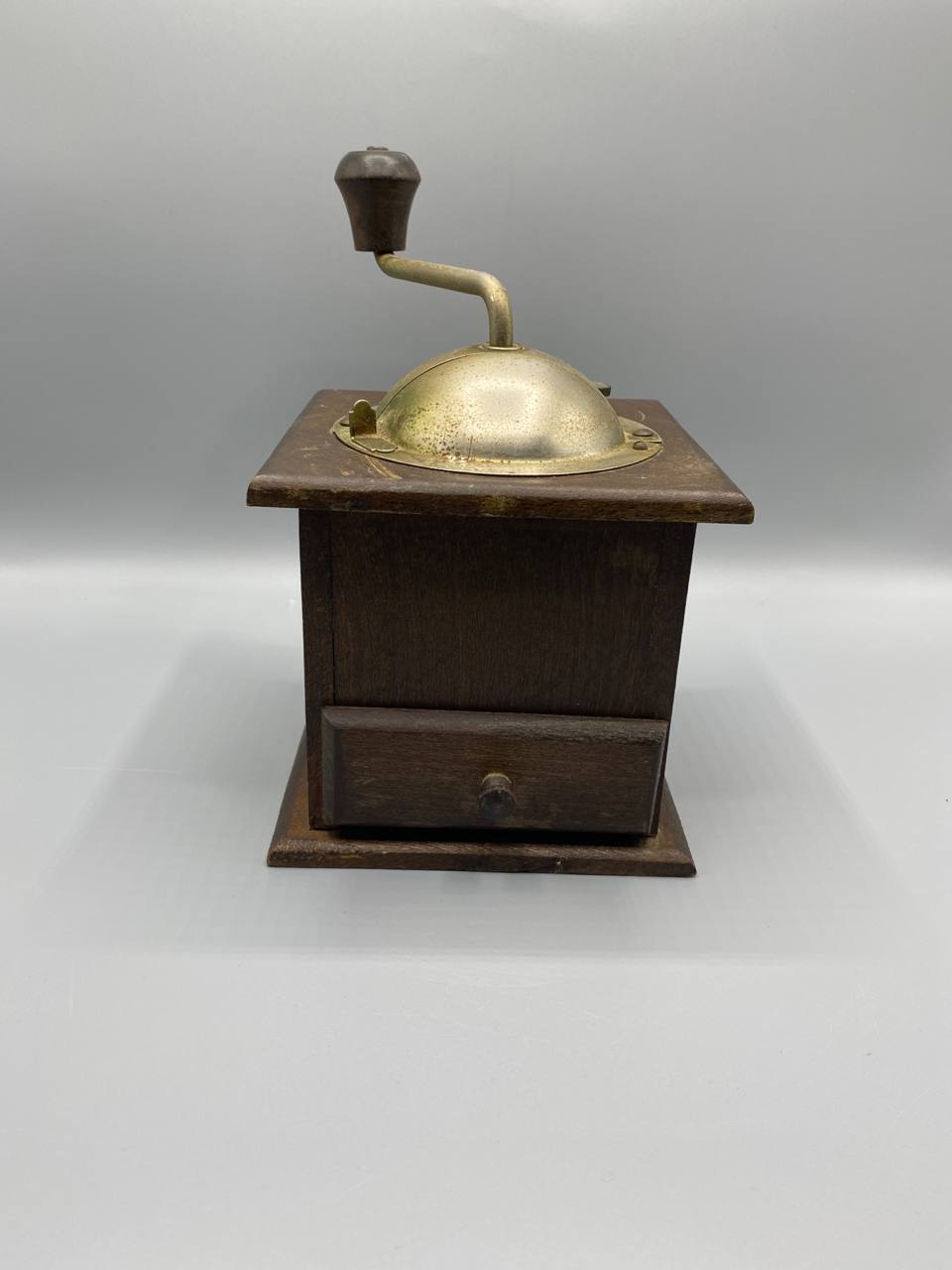 Moulin à café ancien en bois et laiton – Manivelle coudée