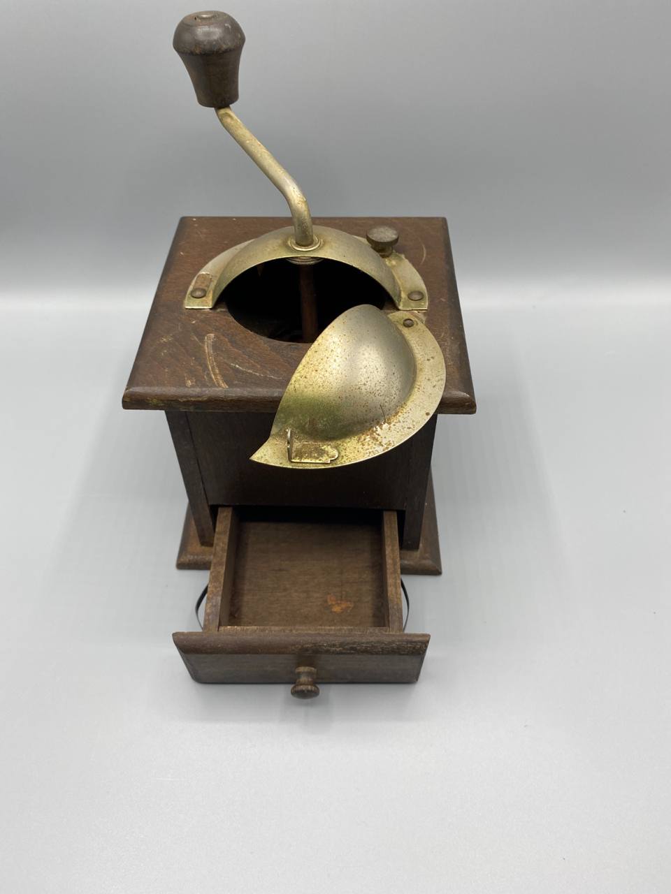 Moulin à café ancien en bois et laiton – Manivelle coudée