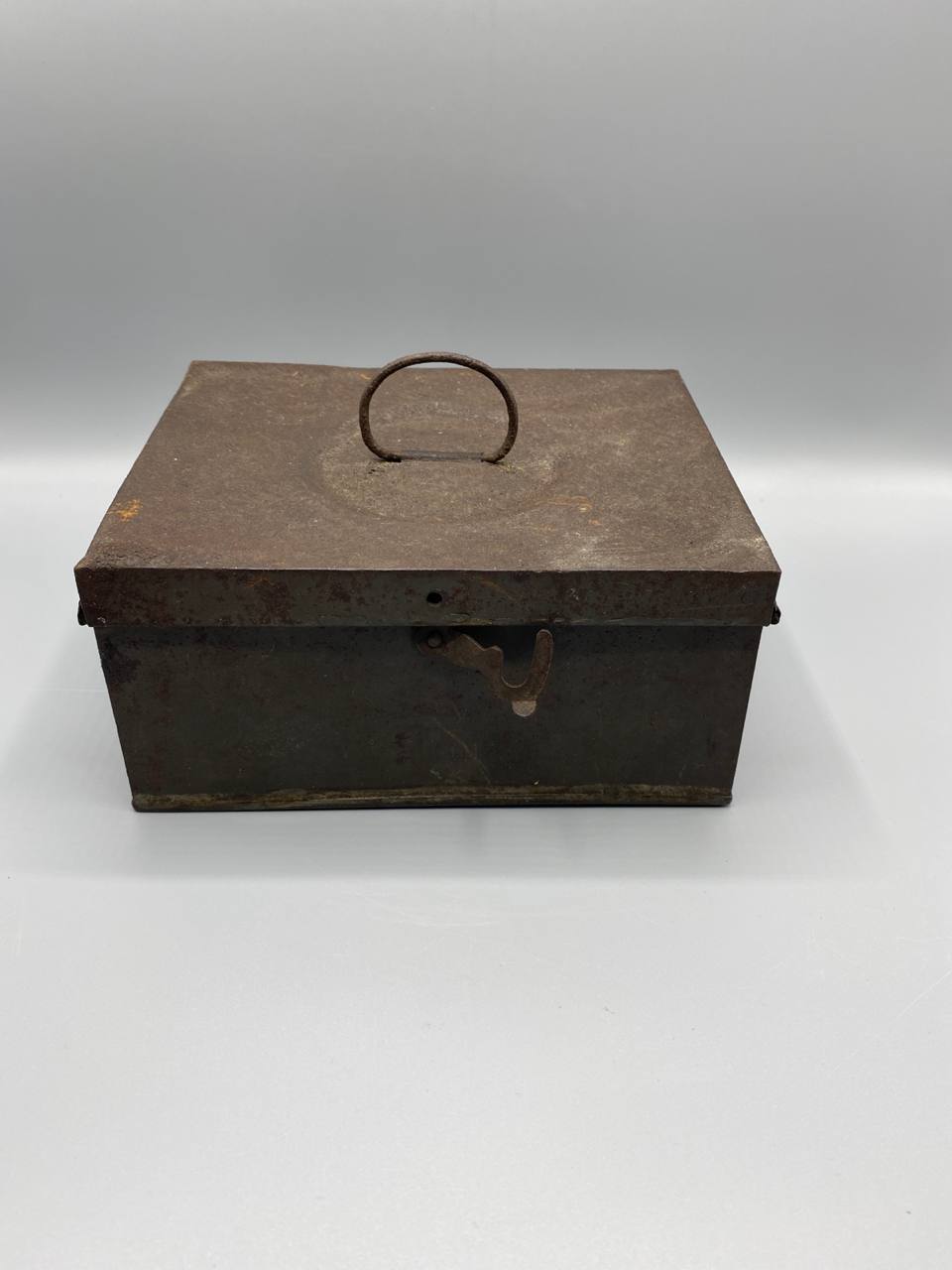 Boîte en tôle ancienne à couvercle – Anneau de préhension