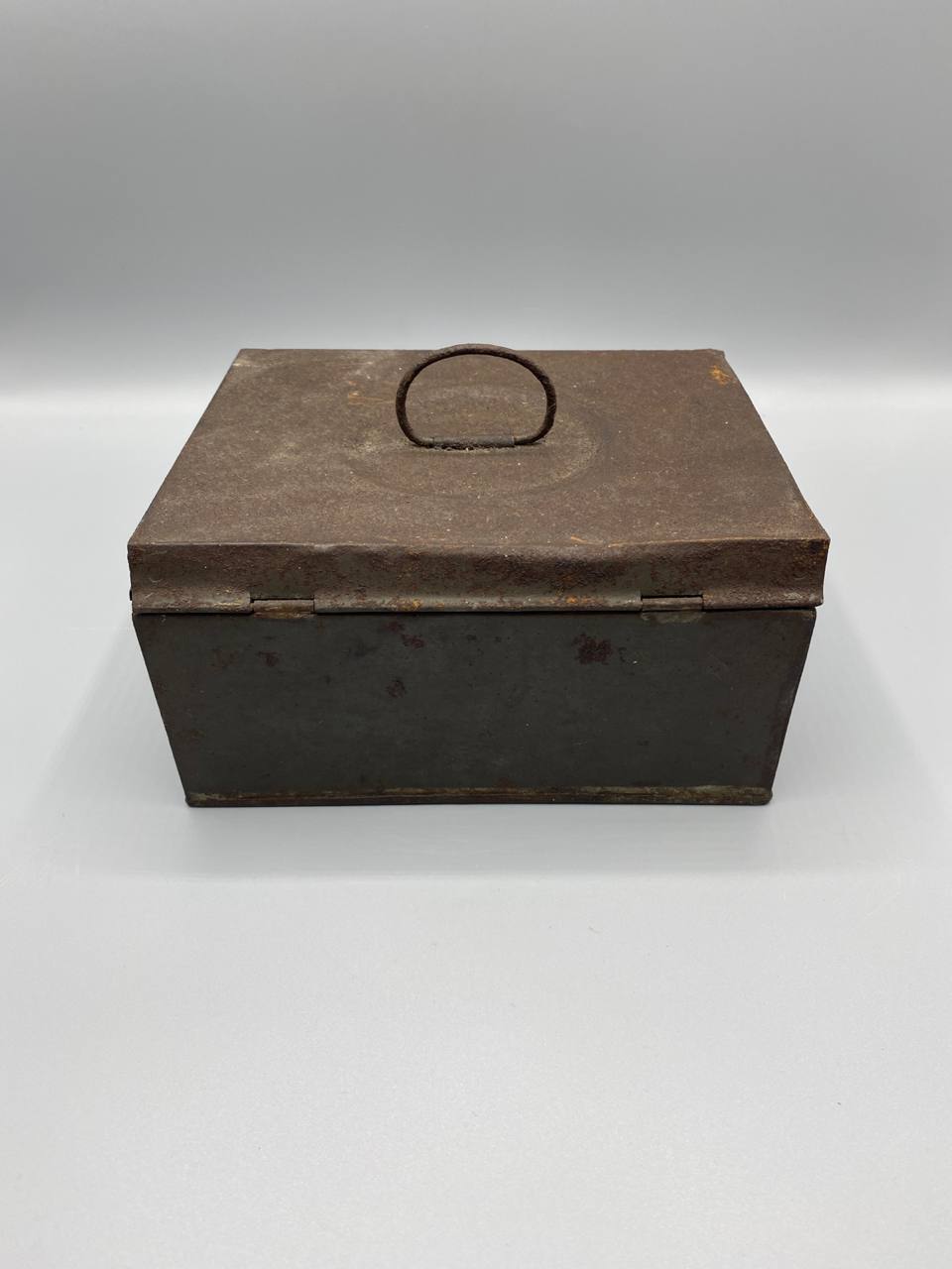Boîte en tôle ancienne à couvercle – Anneau de préhension