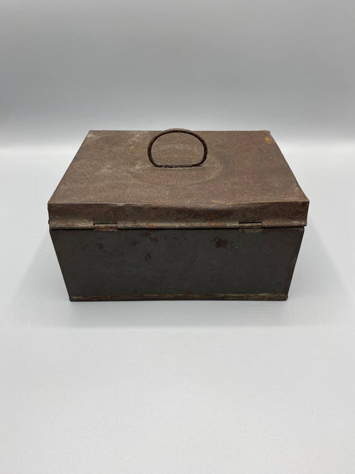 Boîte en tôle ancienne à couvercle – Anneau de préhension