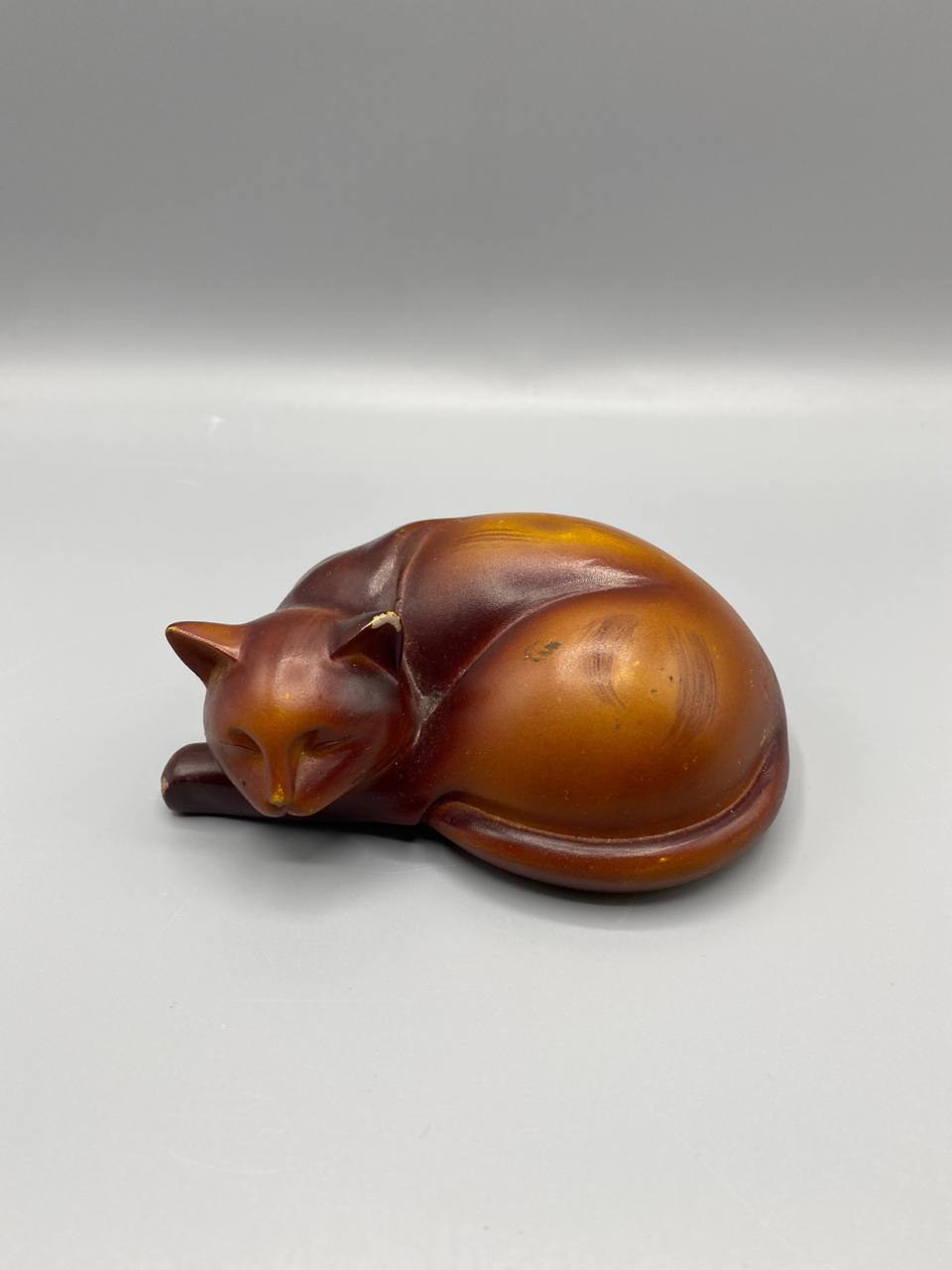 Chat endormi en céramique émaillée brun et ambre – Figurine décorative vintage