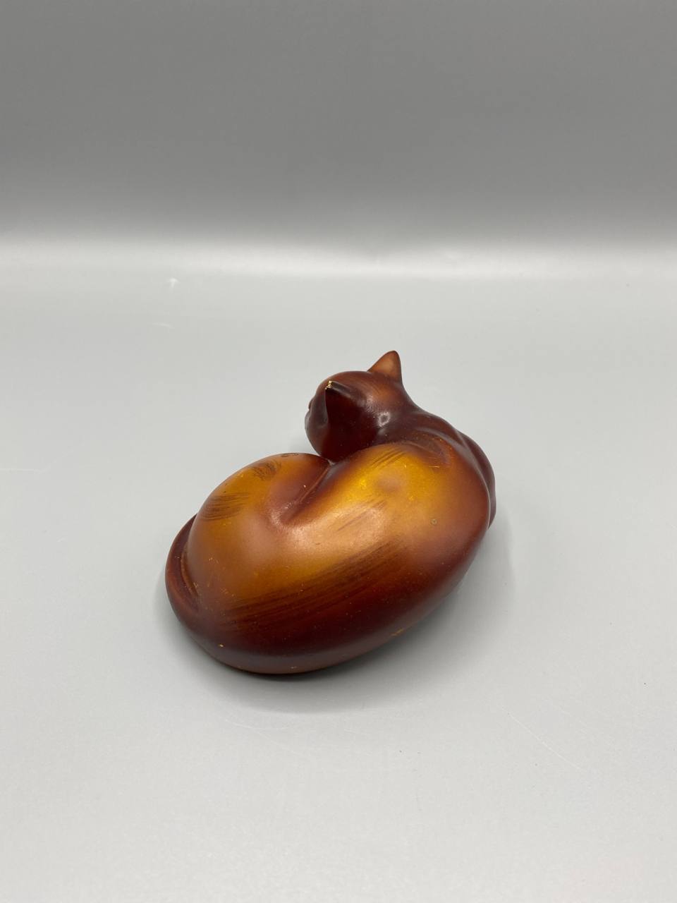 Chat endormi en céramique émaillée brun et ambre – Figurine décorative vintage