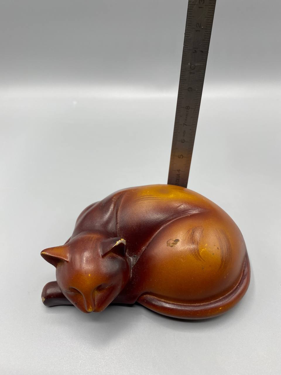 Chat endormi en céramique émaillée brun et ambre – Figurine décorative vintage