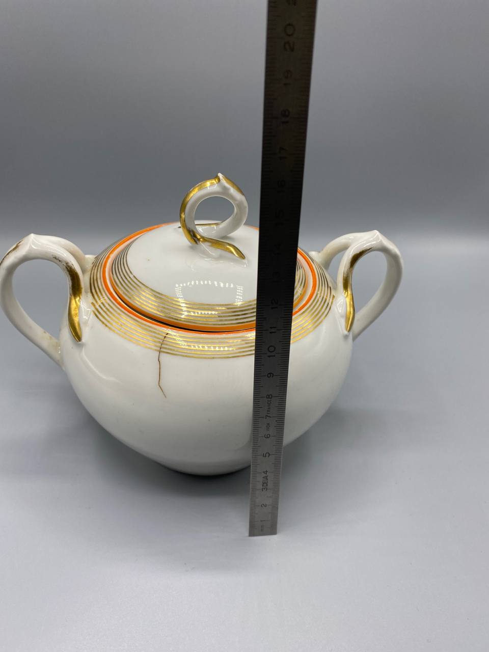 Sucrier ancien en porcelaine années 30–40 – décor doré Art Déco